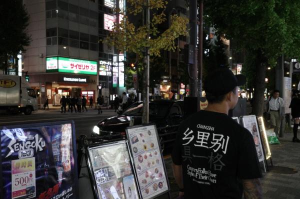 长沙网友日本街头英雄救美，网友：外套一脱就知道是哪里人