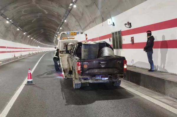 真糊涂！高速故障不打122，网上搜索救援被骗千元！