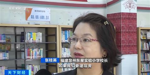 课桌椅变成床、教室变“宿舍”！福建泉州一学校可躺睡桌椅火了→