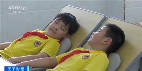 课桌椅变成床、教室变“宿舍”！福建泉州一学校可躺睡桌椅火了→