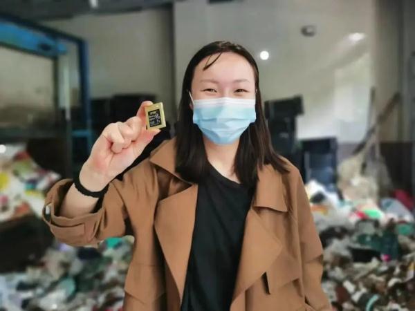 糟心!上海姑娘害怕丢工作,一路追到垃圾站…傻眼 糟心!上海姑娘害怕丢工作,一路追到垃圾站…傻眼