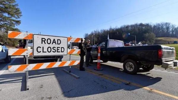 美国一火车脱轨致危化品泄漏,数百居民被迫疏散 美国一火车脱轨致危化品泄漏,数百居民被迫疏散