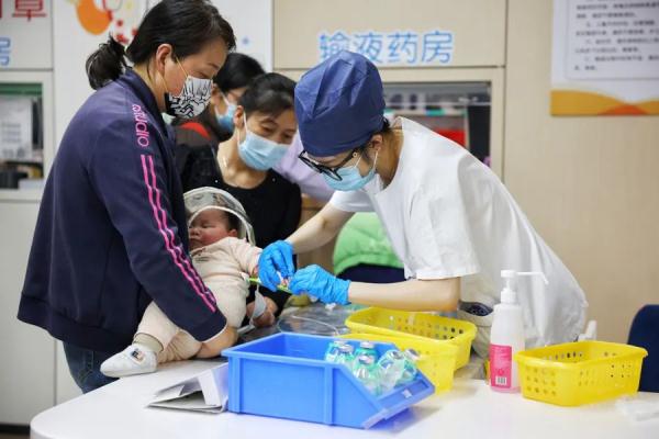 呼吸道传染病高发，流感检测阳性率持续上升！上海有所回落，医生：娃病了别急着写作业