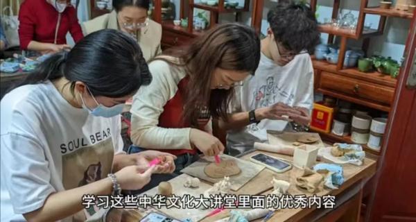 在妈妈鼓励下去学戏的95后女硕士,却从此打开了新世界的大门…… 在妈妈鼓励下去学戏的95后女硕士,却从此打开了新世界的大门……