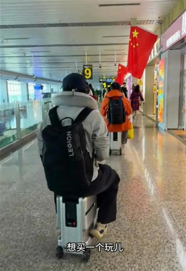 女子上海街头被拦，反问交警“你来接我上班吗？”