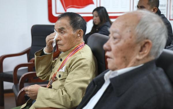 “战友，欢迎回家！”贵州抗美援朝老兵含泪迎接战友回家