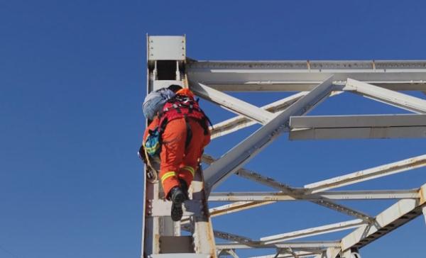 聋哑女孩欲轻生消防员以膝为梯搭生路