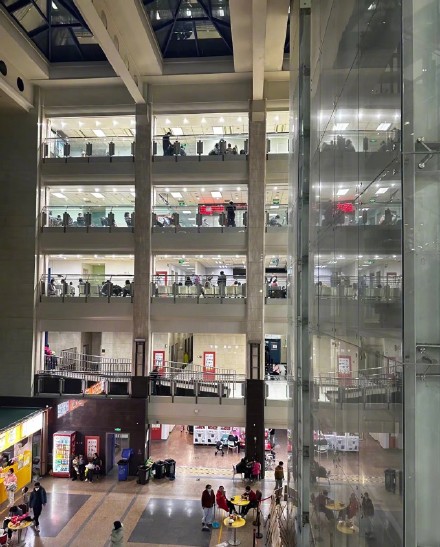 儿童医院爆满！家长自备各种带娃看病“装备”