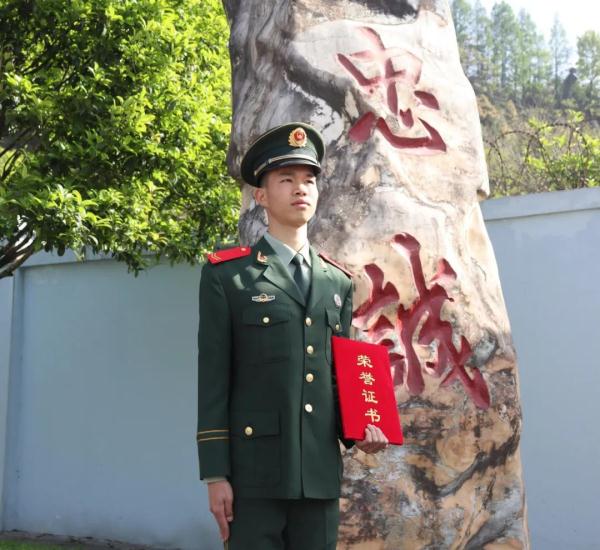 武警战士悄悄来看妈妈，一个拥抱瞬间泪奔