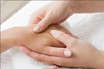 “妈，我手脖子疼！”“玩手机玩的！”