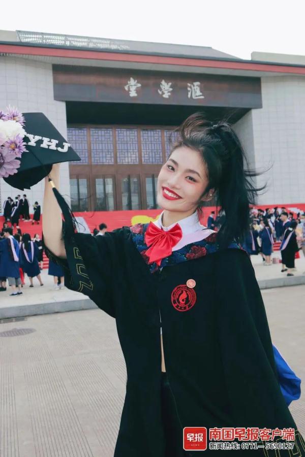 毕业一年后，00后姑娘捐赠60万元给母校！