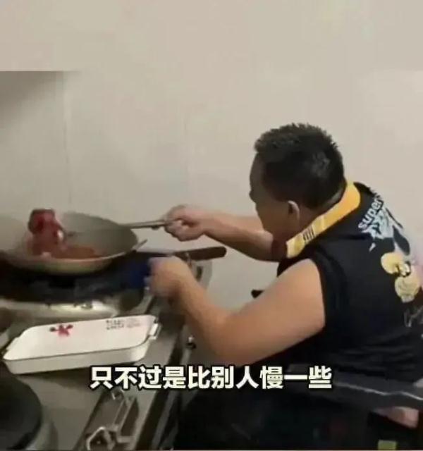 瘫痪9年，这位“坐轮椅炒菜”的河北小伙儿，感动无数人……