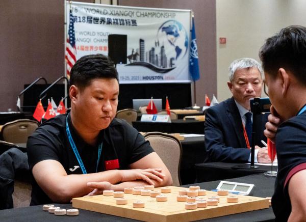 孟辰和唐思楠在世界象棋锦标赛夺冠
