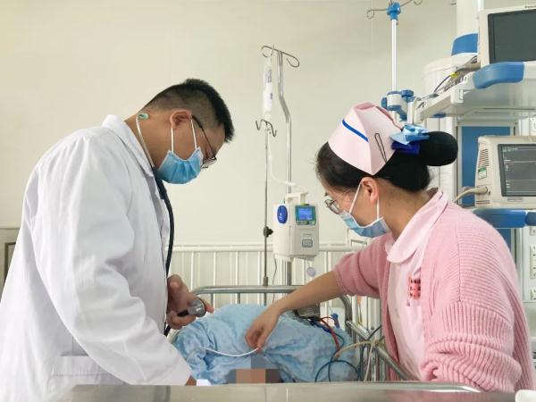 警钟！家长抱娃坐副驾遇车祸，幼童被甩出身亡…交警提醒