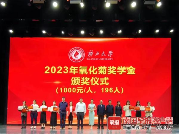 毕业一年后，00后姑娘捐赠60万元给母校！