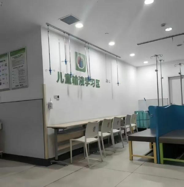学生边输液边做题？官方发声