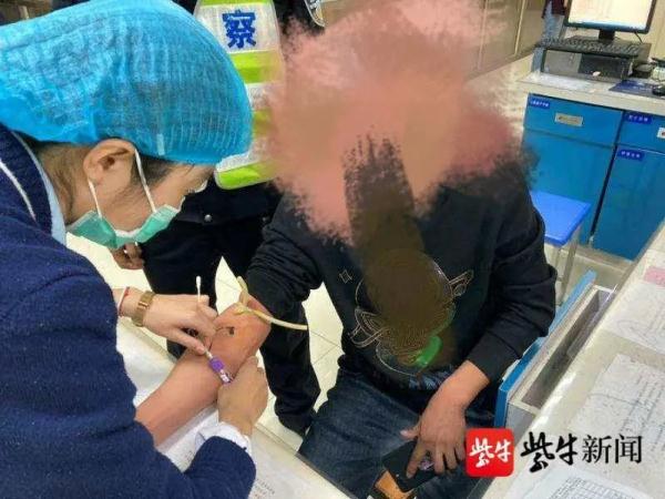 警钟！家长抱娃坐副驾遇车祸，幼童被甩出身亡…交警提醒