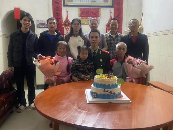 武警战士悄悄来看妈妈，一个拥抱瞬间泪奔