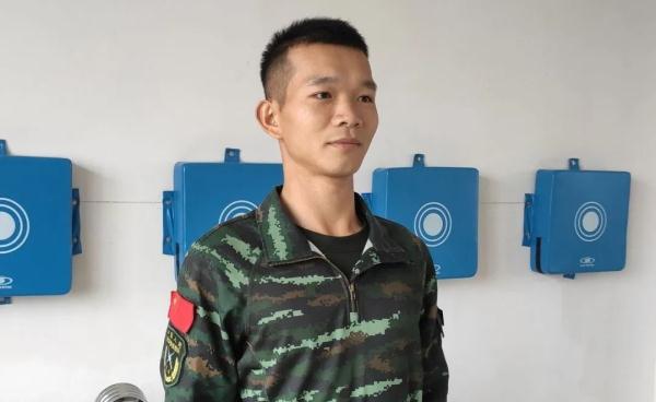 武警战士悄悄来看妈妈，一个拥抱瞬间泪奔