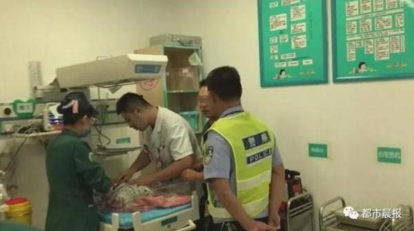警钟！家长抱娃坐副驾遇车祸，幼童被甩出身亡…交警提醒