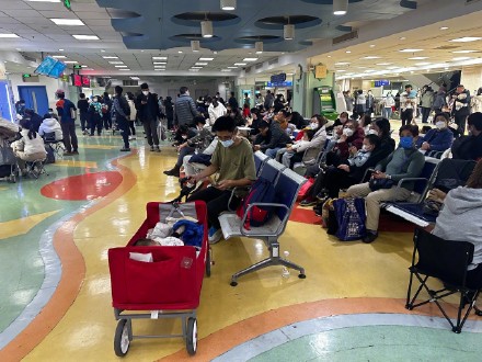 儿童医院爆满！家长自备各种带娃看病“装备”