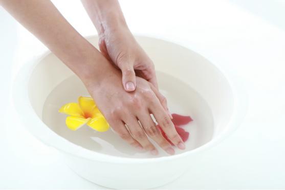 “妈，我手脖子疼！”“玩手机玩的！”