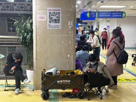 儿童医院爆满！家长自备各种带娃看病“装备”