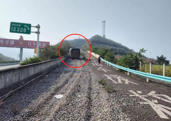 贵州一男子高速驾车“见缝插针”  直接将货车逼进......