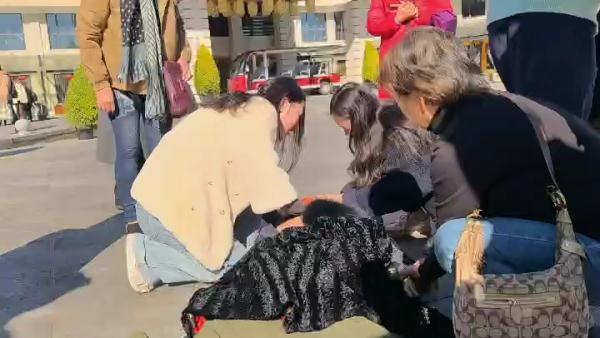 婚后第一天，新娘清早收到婆婆短信，急匆匆出门……