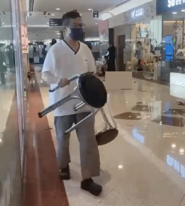 香港特区行政长官给一位厨师颁勋章! 香港特区行政长官给一位厨师颁勋章!