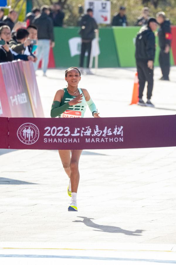 2023上海马拉松举行 肯尼亚选手打破中国境内马拉松男子纪录