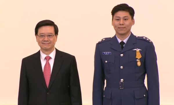 香港特区行政长官给一位厨师颁勋章! 香港特区行政长官给一位厨师颁勋章!