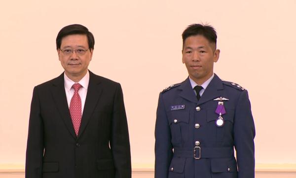 香港特区行政长官给一位厨师颁勋章! 香港特区行政长官给一位厨师颁勋章!
