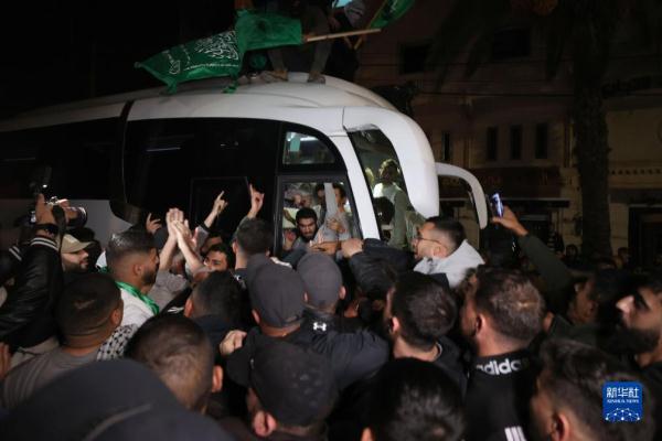 以色列释放第二批被关押人员 以色列释放第二批被关押人员