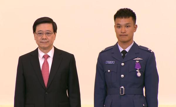 香港特区行政长官给一位厨师颁勋章! 香港特区行政长官给一位厨师颁勋章!