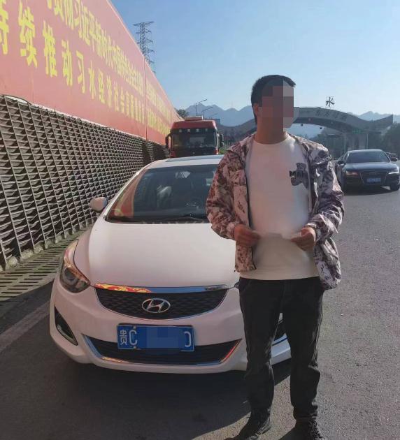 贵州一男子高速驾车“见缝插针”  直接将货车逼进......