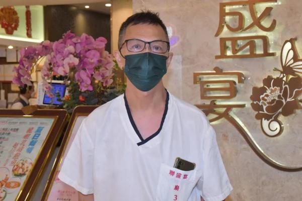 香港特区行政长官给一位厨师颁勋章! 香港特区行政长官给一位厨师颁勋章!