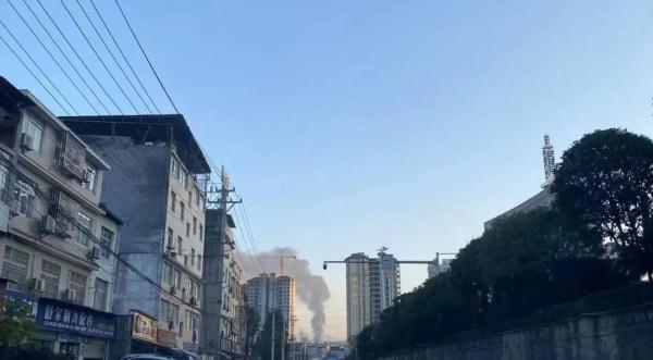 废品垛起火，现场浓烟滚滚！火灾原因查明后一男子被拘留