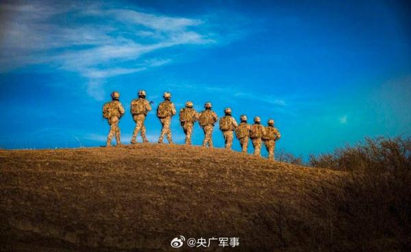 帅！武警特战队员密林深处训练大片