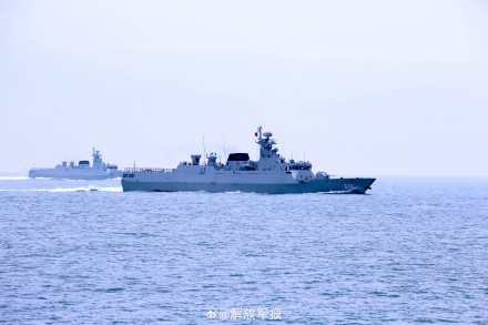 看现场！商丘舰铜仁舰海上练兵