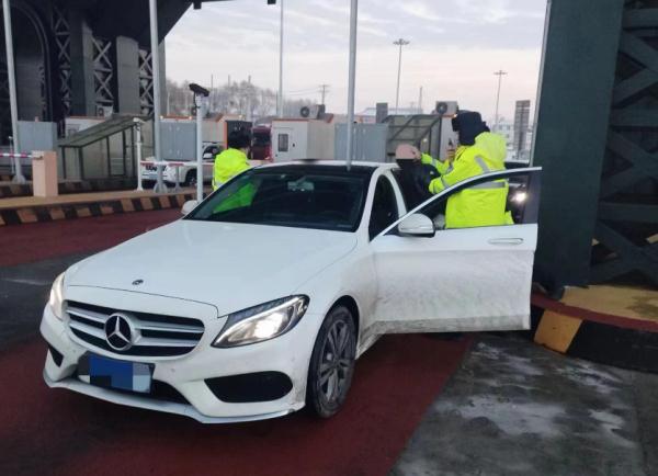 杀妻砍人！一男子作案后，开车逃往哈尔滨...