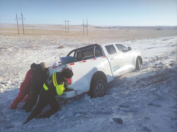 看！皑皑白雪下那一抹蓝！