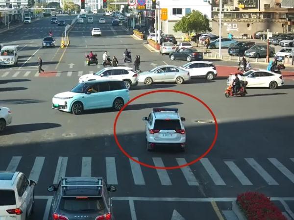 幼儿高烧昏迷，望城交警3分钟将其送进急诊室