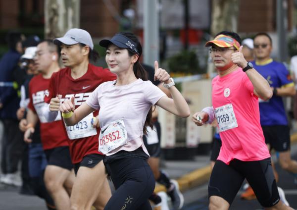 2023上海马拉松举行 肯尼亚选手打破中国境内马拉松男子纪录