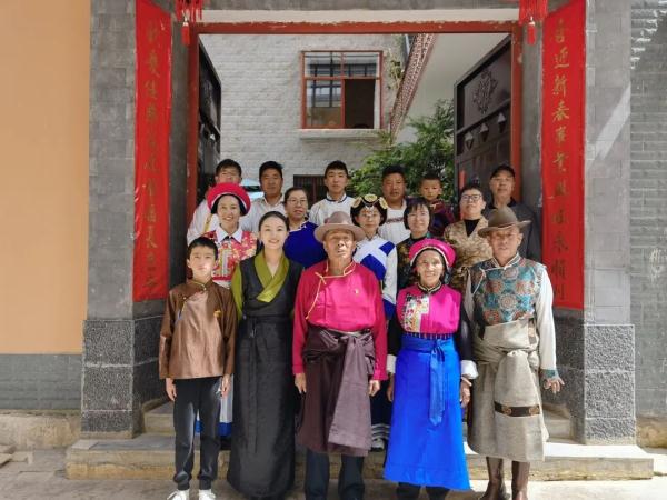 家乡通火车了，这位79岁藏族老人想坐着动车再到北京去！