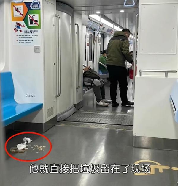 男子在地铁车厢内吃饭，还将鱼骨头吐一地…网友直呼坍台