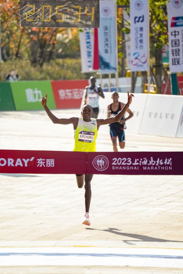 2023上海马拉松举行 肯尼亚选手打破中国境内马拉松男子纪录
