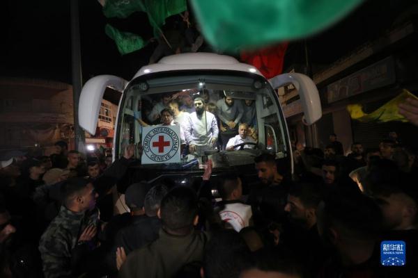 以色列释放第二批被关押人员 以色列释放第二批被关押人员