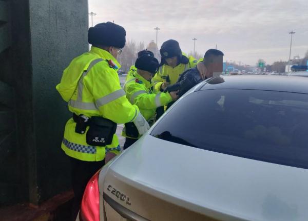 杀妻砍人！一男子作案后，开车逃往哈尔滨...