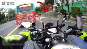 书包落在公交车上，交警立即帮忙找回！暖心行动持续进行中......